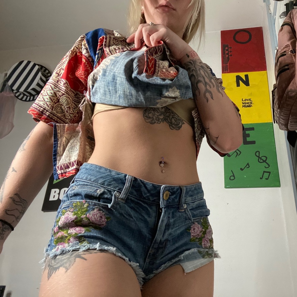 American Eagle pink flower shorts